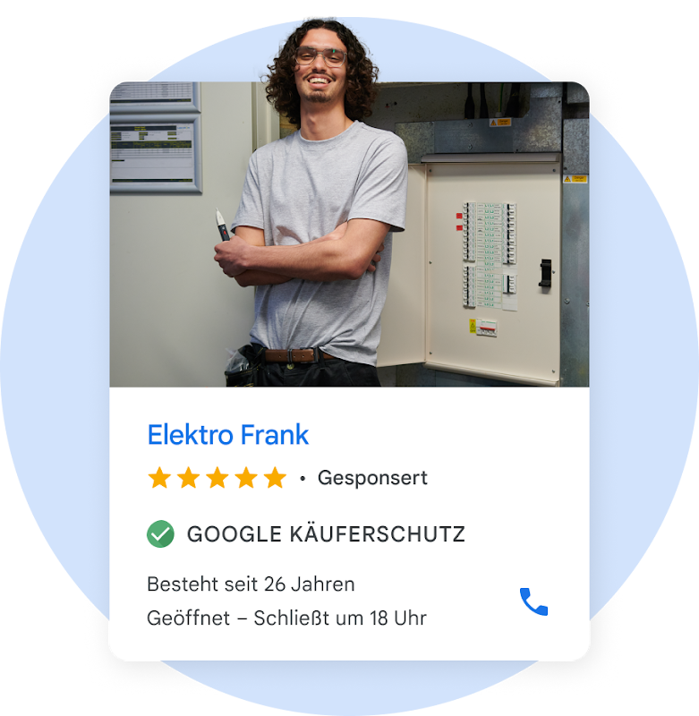 Lokale Anzeige mit einer Elektrotechnik-Fachkraft mit welligem Haar, die neben einem Sicherungskasten steht